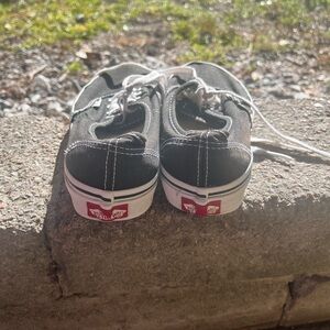 Woman’s Vans Sneakers. Women’s 6 Men’s 4.5